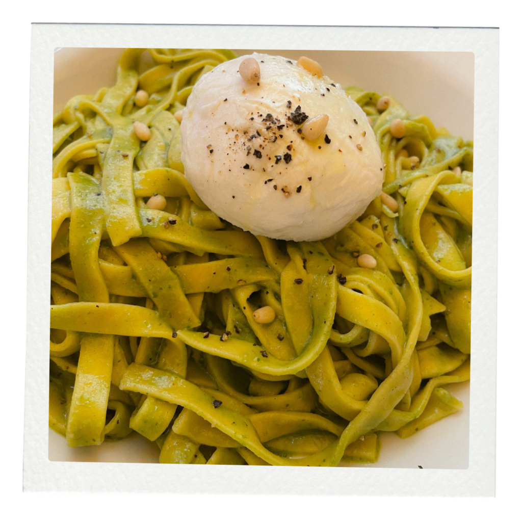 tallarines con pesto y burrata