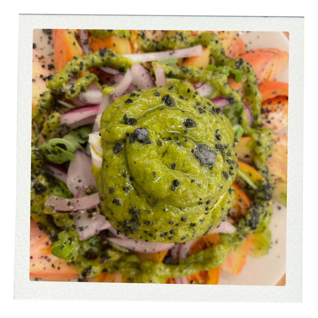 ensalada de tomate con pesto